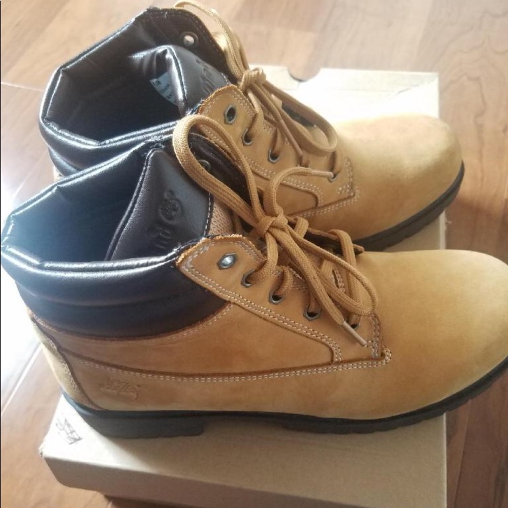 Women timberlands. 10/10 condition :)